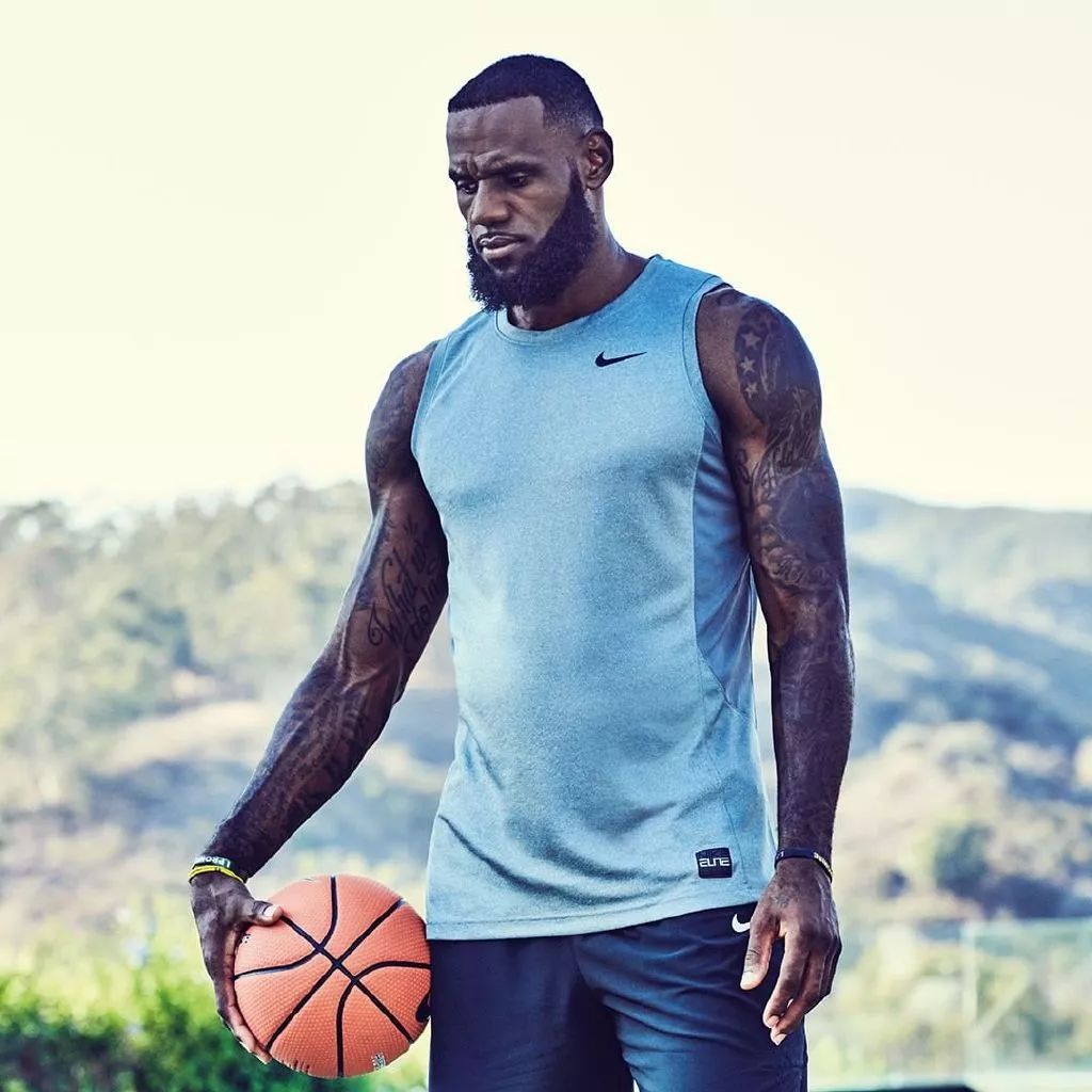 湖人绿军激战波士顿，詹姆斯伤退成遗憾